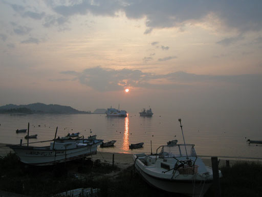 �C�̏�ɐL�т�A���̓��B