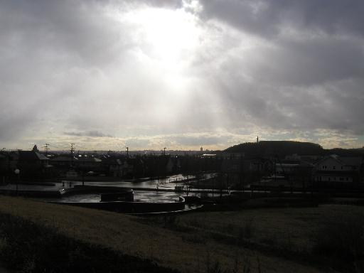 �_�Ԃ��獷�����ތ����A���E�𔒂����ߏグ���B