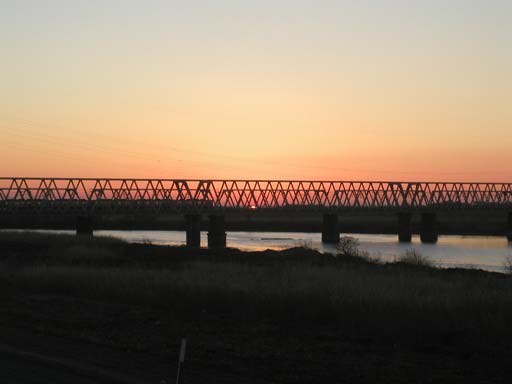 �S����d�Ԃ��ʉ߂��钼�O�̓��̏o