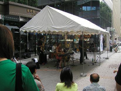 ��S�ɉ��t�Ɏ����X���Ă������O�́A�������蔏�q��ł��炵�Ă����B