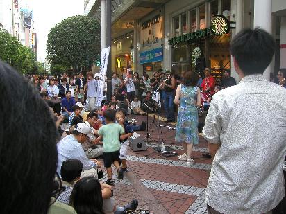 �q���B�����̗ւɉ����A�̂Ǝ蔏�q�ɍ��킹�ėx��B