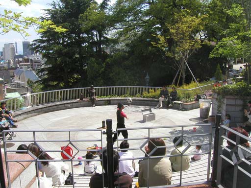 �����{�̉Ƃ̑O�ɂ���L��ŁA�W���O�����O�̑哹�|������Ă����B�ʍs�l���F�����~�߁A�蔏�q��ł��A���т𑗂�B�l���C���t�����炻�̒��ɂ����B