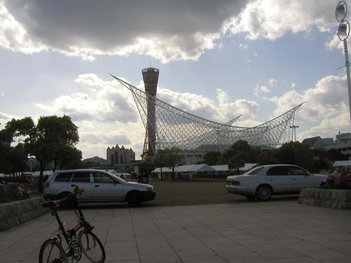 ��`����in�����P���p�[�N�B���ɂ̓|�[�g�^���[��������B���̎��]�Ԃ̂������ŁA�������Ɋy�������̂ɂȂ����B4���̂��̓��͏C�w���s���������A�܂��X�̂����������ŊX���R���T�[�g������Ă����B��������O�ł͂Ȃ������B���𐟂܂��Ɣg�̉��ɍ�����A�ǂ�����Ƃ��Ȃ����y���������Ă���B