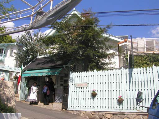 �ِl�ْʂ�̒��ɂ���u�v���g���������p�فv�B������ł̓G�v�����h���X�𒅂����΂��񂪏o�}���āA�����ē����Ă����B���̂��΂���B���܂����킢�炵���Ǝv�����B